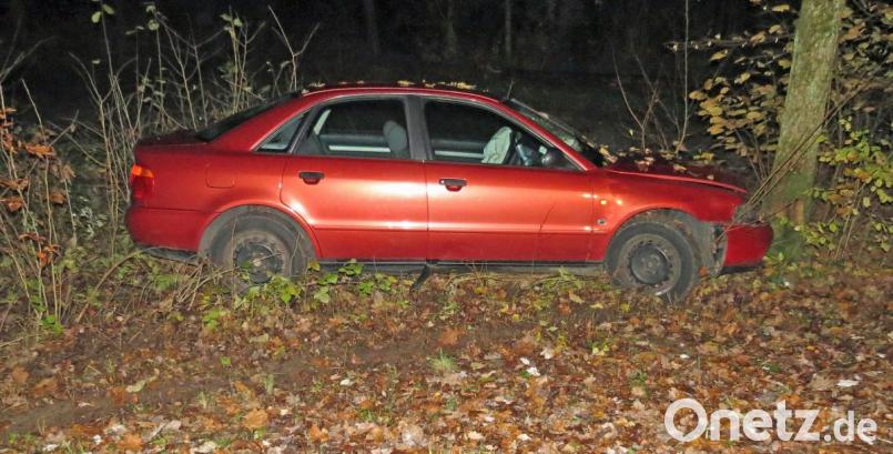 Kurz vor dem Waldfriedhof-Parkplatz wurde einem jungen Audifahrer, der den Annabergweg in Richtung Lobenhof befuhr, die dortige 90-Grad-Kurve zum Verhängnis: Er kam mit seinem Auto von der Fahrbahn ab und prallte gegen ein Baumreihe. Die Insassen zogen sich mittelschwere Verletzungen zu. Bild: oy