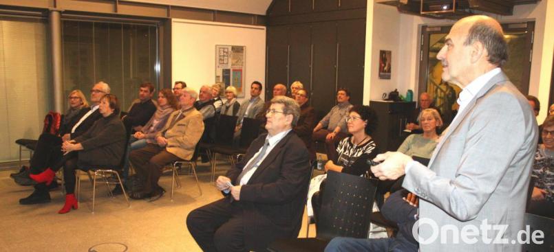 Georg Lang erinnerte mit seinem Vortrag im Museum an den Bundesratsminister Alois Niederalt, der aus Niedermurach kam. Dessen Sohn Werner Niederalt und seine Gattin Ulrike (ganz links) nahmen ebenfalls an der Präsentation teil. Bild: bgl