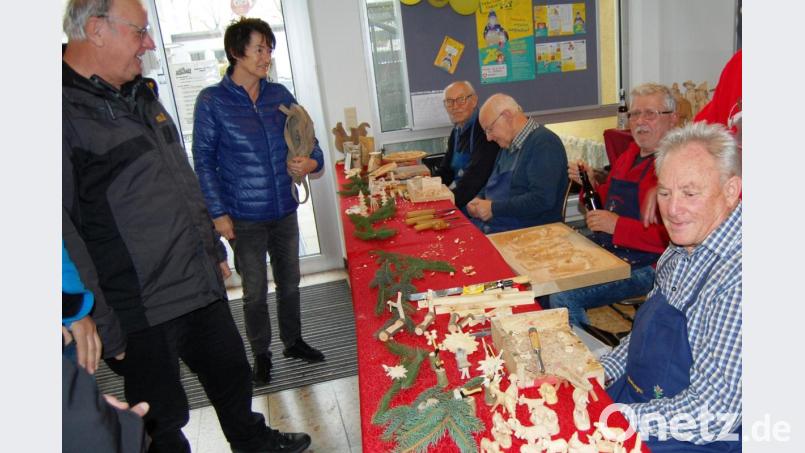 Große Nachfrage herrscht am Sonntag beim Hobby-Handwerkermarkt der Gemeinde in den Gängen der Grundschule. Bild: sm