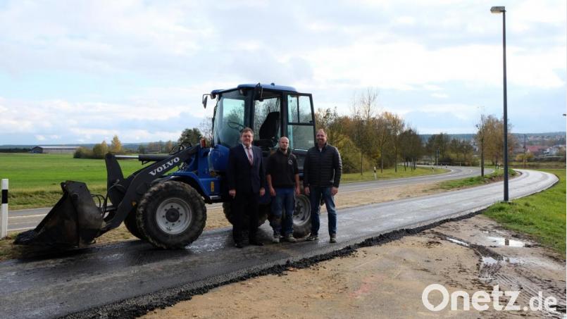 Bürgermeister Hans-Martin Schertl (links), Bauamtsleiter Stefan Ertl (rechts) und Vorbeiter Michael Kolek von der Firma Schulz trafen sich auf dem neu asphaltierten Radweg zwischen Axtheid und Axtheid-Berg. Bild: Stefanie Gradl