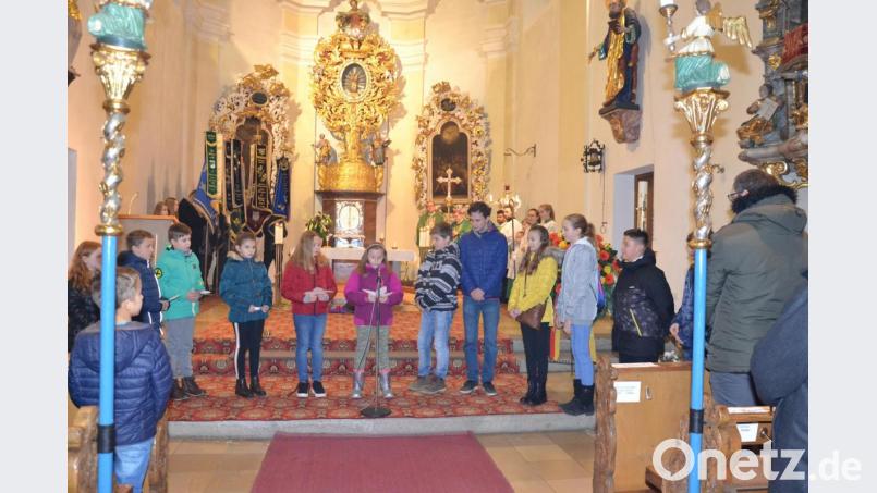 Die Messfeier in der Pfarrkirche Eslarn gestalteten tschechische und deutsche Schüler mit Fürbitten für den Frieden mit. Bild: gi