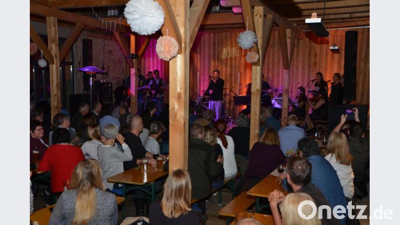 Die Lederer-Scheune in Tännesberg bietet ein einzigartiges Ambiente für das Konzert &quot;Rock meets Classic&quot;. Rund 300 Besucher kommen am Freitag und Samstag zu diesem Klangerlebnis. Bild: dob