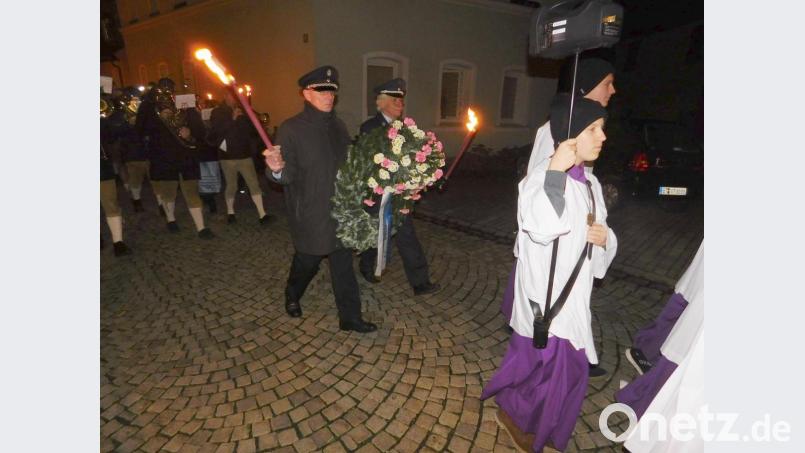 In einem großen Fackelzug zogen die Kirchenlaibacher mit den Speichersdorfer Musikanten von der Dreifaltigkeitskirche zum Mahnmal. Bild: hai