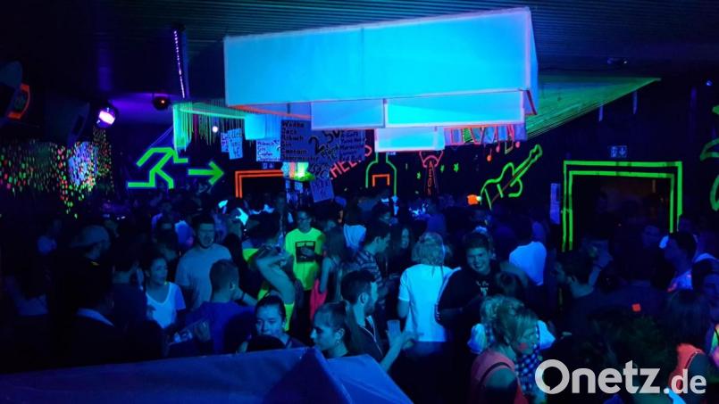 Auch bei der zehnten &quot;Neon-Sensation&quot; war das Seebarner Pfarr- und Jugendheim sehr gut gefüllt. Bild: zth