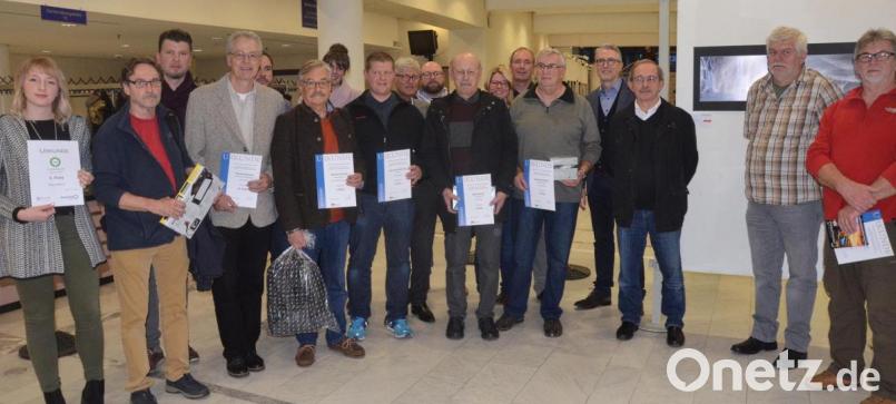 Richard Nürnberger (Zweiter von rechts) vom Fotoclub VHS-Foto-Amberg DVF gewinnt den Fotowettbewerb von Foto Brenner und dem Deutschen Verband für Fotografie Bayern mit seiner Aufnahme &quot;Island&quot;. Bild: Kunz