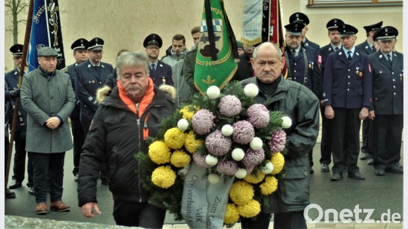 Die VdK-Abordnung bei der Kranzniederlegung. Bürgermeister Gerhard List (zweiter von links) hielt die Gedenkansprache. Bild: jml
