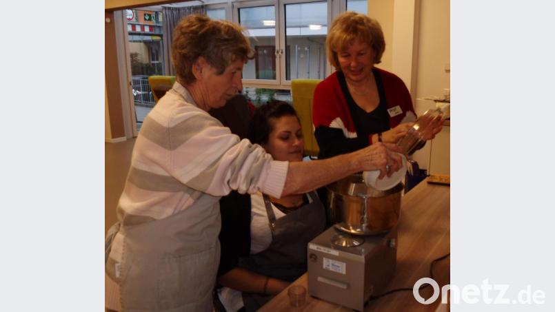 An den Vormittagen gehört es u. a. zu Chiara Fröhlichs Programm, zusammen mit den Gästen Kuchen für den Nachmittagskaffee zu backen. Schmunzelnd bekennt sie: „Das Backen habe ich erst in der Tagespflege gelernt. Jetzt macht es mir so viel Spaß, dass ich auch daheim Kuchen backe!“ Rechts im Bild: Einrichtungsleiterin Birgit Seidl. Bild: u