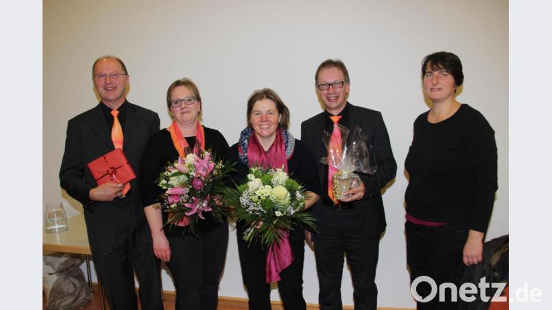 Ensemble-Mitglied Birgit Vogl (rechts) bedankte sich bei Hans und Daniela Schöberl, Franz Laubmeier sowie Chorleiterin Evi Welsch (Dritte von links). Bild: exb/Stephanie Bucher