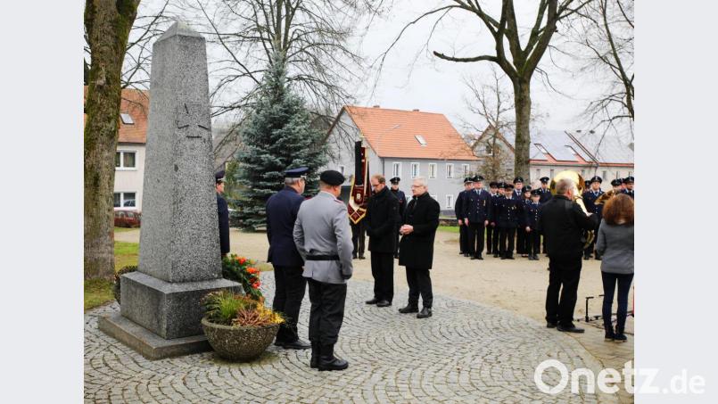 Bei der Feier am Kriegerdenkmal in Wildenreuth legten (von links) Pfarrer Manuel Sauer und Zweiter Bürgermeister Johannes Reger einen Kranz ab. Bild: JOCHEN NEUMANN
ERBENDORF
