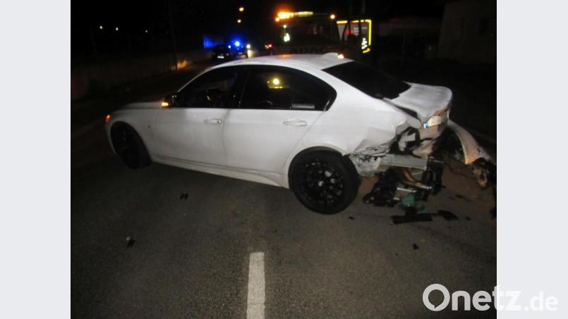 Der weiße BMW war bei der Kollision in der Waldhausstraße in Kümmersbruck geparkt. Bild: piam