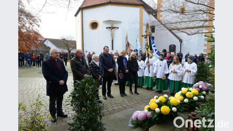 Bürgermeister Dr. Karl-Heinz Preißer (links) legt mit den Vertretern der Vereine Kränze am Kriegerdenkmal nieder. Bild: bey