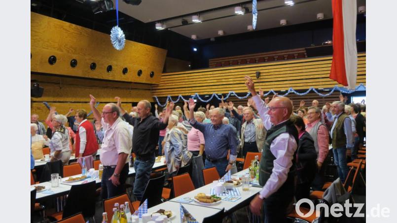 Ausgelassene Stimmung bei den Senioren herrschte beim Fest zum Zehnjährigen des Seniorennetzwerks Ursensollen-Ammerthal im Kubus. Bild: ua