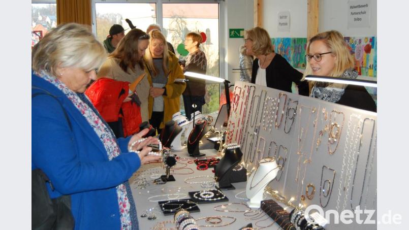Große Nachfrage herrscht am Sonntag beim Hobby-Handwerkermarkt der Gemeinde in den Gängen der Grundschule. Bild: sm