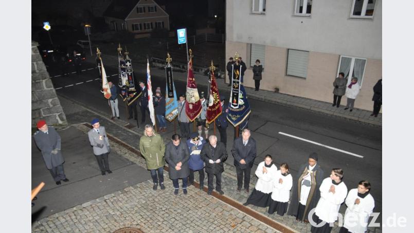 Am Mahnmal zeichnete Bürgermeister Günter Kopp (Sechster von links) nach, wie Machtstreben, Größenwahn und Hass zum Zweiten Weltkrieg geführt haben. Bild: ak