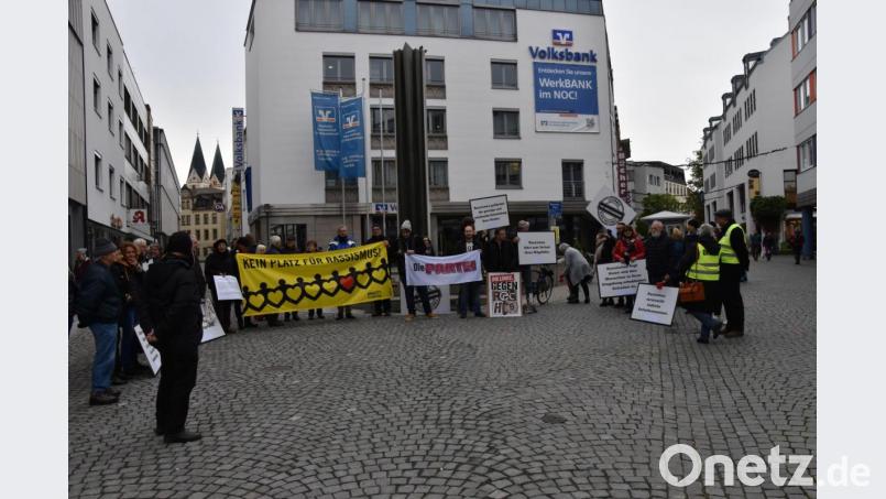 Das Aktionsbündnis &quot;Weiden ist bunt&quot; hat zur Mahnwache am Macerata-Platz aufgerufen. Bild: Lowak