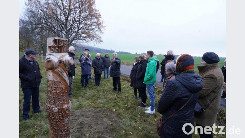Hans Malzer (Mitte) schuf sieben Wortsäulen, die nun auf einer Streuobstwiese einen Skulpturenweg bilden. Bild: fvo