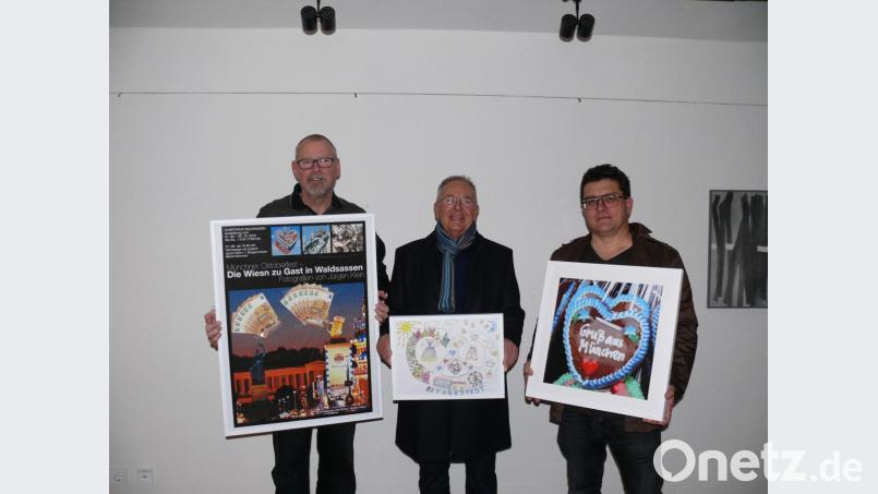 Mit großer Freude nahm der Vorsitzende Hospizverein Amberg Georg Franz Fröhler das große Bild mit 13 50-Euro-Scheinen von Jürgen Klein entgegen. Im Bild von links Hobbyfotograf Jürgen Klein, Georg Franz Fröhler (mit Bild der Kinderhort-Kinder) und Zweiter Vorsitzender Markus Braun vom Verein Kunsthaus Waldsassen. Bild: kgg