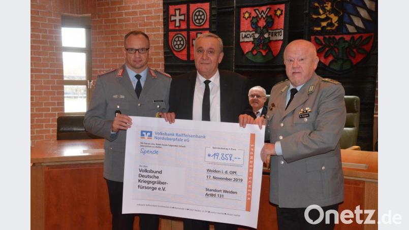 Für den Volksbund Deutsche Kriegsgräberfürsorge werden über 19.000 Euro gesammelt. Darüber freuen sich (von links) Oberstleutnant Sven Zickmantel, Oberbürgermeister Kurt Seggewiß und der Kreisgruppen-Chef Nordoberpfalz, Günter Bogner. Bild: Kunz