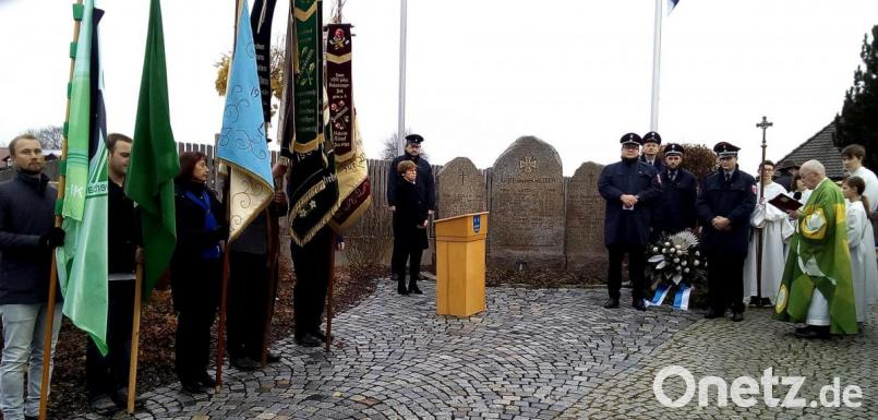 Am Volkstrauertag schauen die Menschen wie hier am Denkmal in Letzau auf die Schrecken des Krieges zurück und schauten voraus auf die Bewahrung von Frieden und Demokratie. Im Bild Marianne Rauh in Letzau. Bild: zer