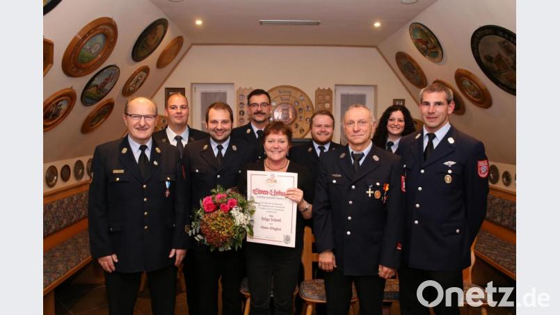 Helga Schertl (Mitte ,mit Urkunde) wurde zum Ehrenmitglied der Feuerwehr Theuern ernannt. Bild: egl