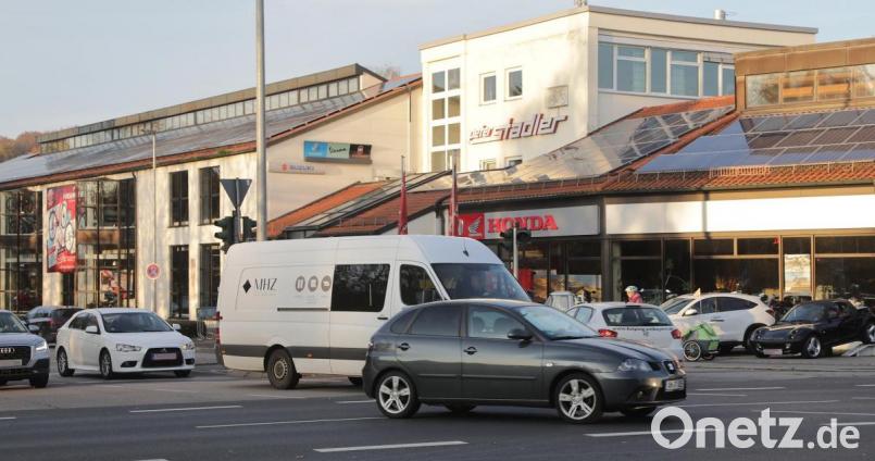 Das doppelte Linksabbiegen von der Bayreuther Straße in den Pfalzgrafenring hat sich offensichtlich bewährt. Denn aus dem im März 2018 beschlossenen Modellversuch wird eine Dauereinrichtung. Bild: Wolfgang Steinbacher