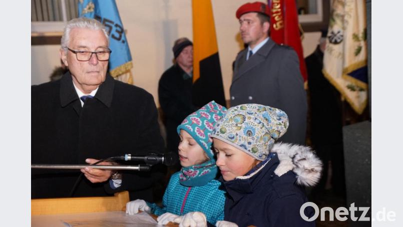 Maria-Luise Schmid und Julia Stauter (von rechts) und trugen den Dialog „Bild vom Frieden“ vor. Zweiter Bürgermeister Josef Hecht hielt das Mikrofon. Bild: bkr