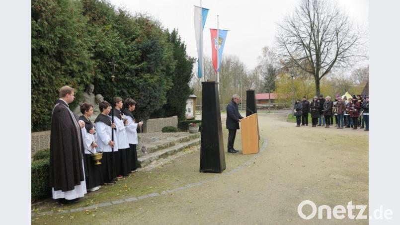 Es gelte zu verhindern, „dass das Gedankengut der Populisten von den Rändern in die Mitte unserer Gesellschaft getragen wird“, forderte Bürgermeister Werner Nickl (am Rednerpult) seine Zuhörer auf. Bild: jzk