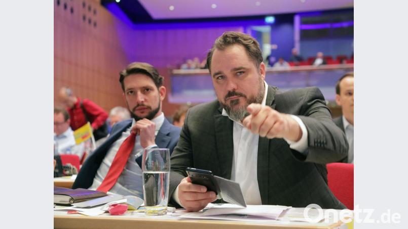 Zum zweiten Mal in Folge haben die Parteimitglieder Daniel Föst (rechts) zum Landesvorsitzenden der FDP gewählt. Neben ihm im Amberger ACC sitzt der ehemalige FDP-Generalsekretär Norbert Hofmann. Bild: Wolfgang Steinbacher