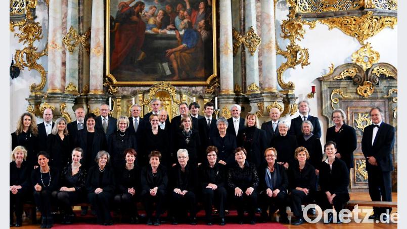 Am Totensonntag gestalten Dirigent Dieter Müller (rechts) und die Amberger Chorgemeinschaft ein Konzert im Kongregationssaal. Bild: Peter Ringeisen