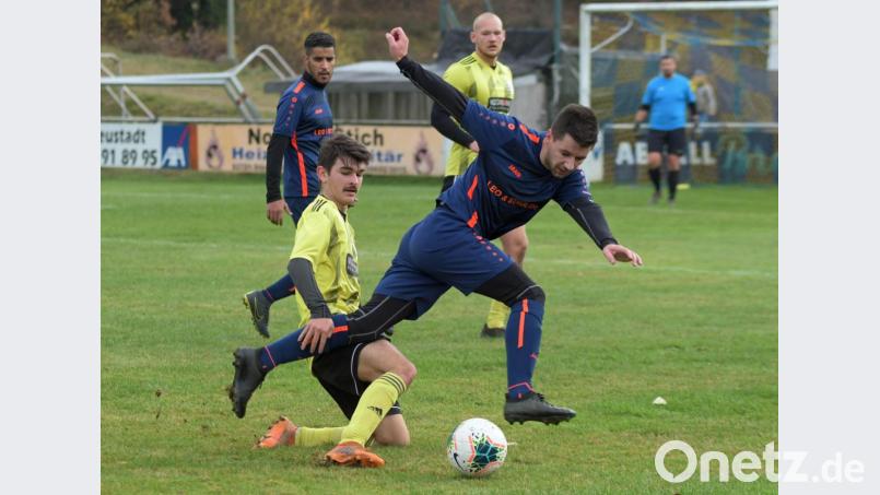 Josef Fahrnbauer (gelbes Trikot) von der DJK Neustadt/WN und Nikolay Nikiforov (ASV Neustadt/WN) lieferten sich im Stadtduell heiße Zweikämpfe. Bild: otr