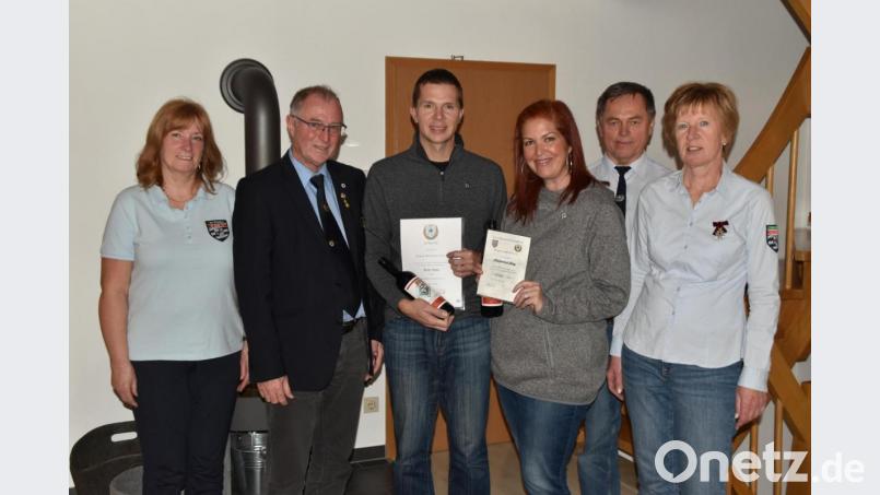 Sie halten zusammen (von links): Franziska und Peter Ertl von der &quot;7er-Kameradschaft&quot; zeichnen Frank und Stacy Milakowitsch für 25- und 10-jährige Treue aus. Bild: hcz
