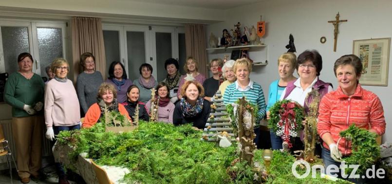 Viele fleißige Hände werkeln derzeit jeden Dienstagabend im Kelller des Herz-Jesu-Pfarrheims. Die Vorbereitungen für den traditionellen KAB-Advents- und Weihnachtsbasar in Immenreuth laufen auch Hochtouren. Bild: mez