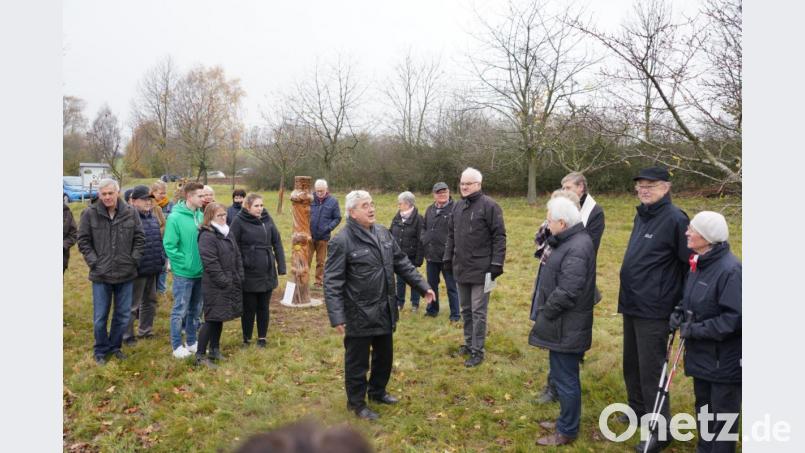 Hans Malzer (Mitte) erklärt seine Kunstwerke. Bild: fvo