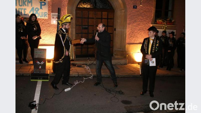 Fabian I. nimmt die Stadtkasse von zweitem Bürgermeister Maximilian Schwärzer entgegen. Bild: sne
