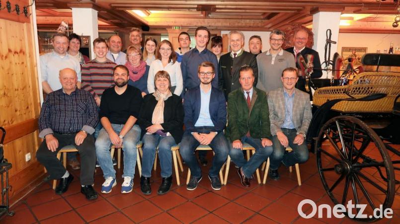 Mit 24 Kandidaten treten die Christsozialen in Friedenfels bei den Gemeinderatswahlen an. Unser Bild zeigt die Bewerber mit CSU-Vorsitzendem Gottfried Härtl (hinten rechts). Bild: bsc