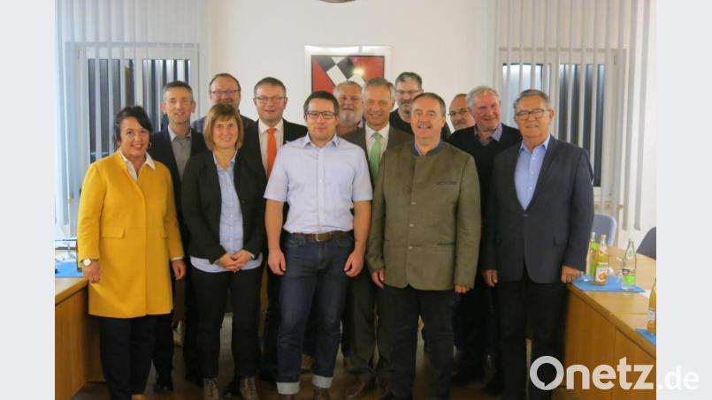 Die Kreistagsfraktion der Freien Wähler informiert sich über den Zustand der Straßen, für die der Landkreis zuständig ist. Bild: acz