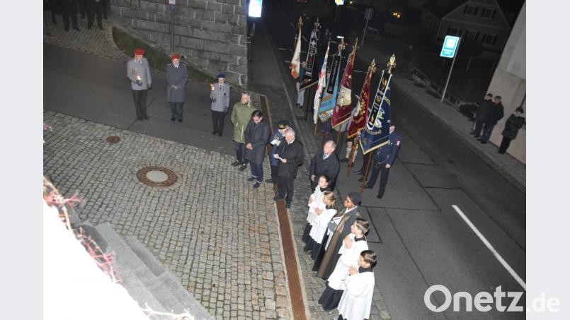 Am Mahnmal zeichnete Bürgermeister Günter Kopp (Siebter von links) nach, wie Machtstreben, Größenwahn und Hass zum Zweiten Weltkrieg geführt haben. Bild: ak