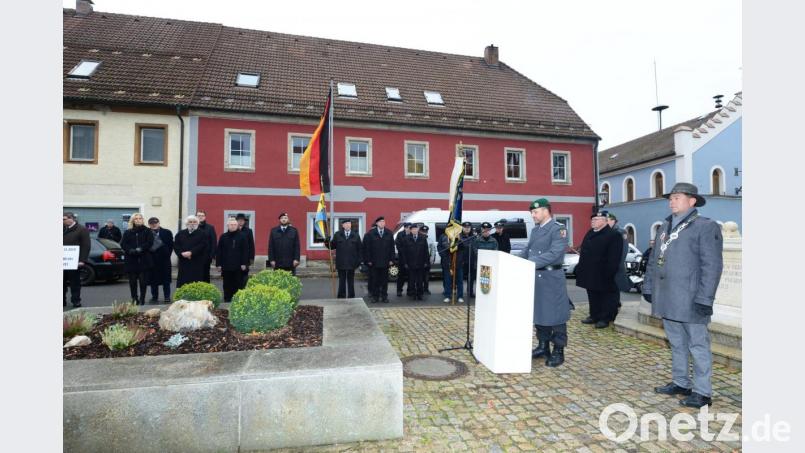 Major Olaf Niederdräing (am Rednerpult) und Bürgermeister Rainer Rewitzer (rechts) erteilen in ihren Ansprachen jeder Art von Gewalt eine Absage. Bild: bey