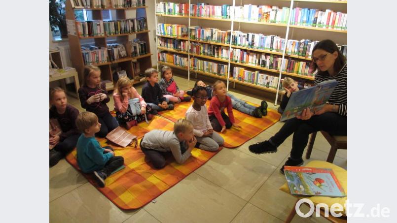 Gespannt verfolgten die Kinder die Geschichten, das ihnen Margit Dobmeier vorstellte. Bild: rpp