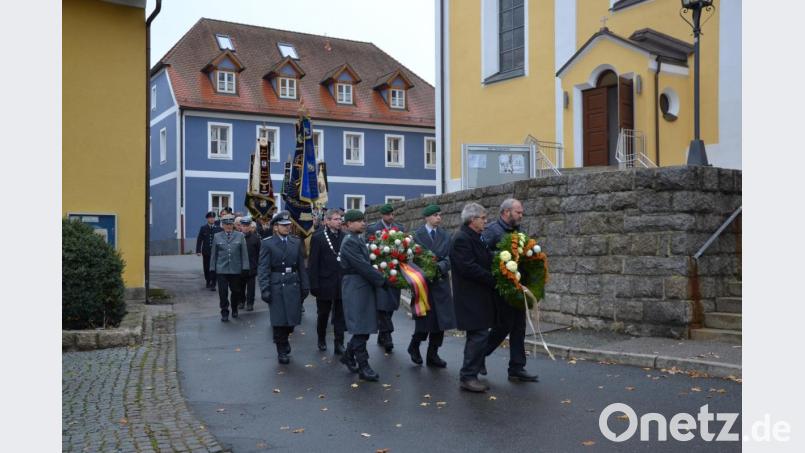 Aufmarsch nach dem Gottesdienst zum Kriegerdenkmal. Bild: gi
