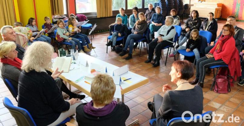 Musikalisch durch die Ukulelegruppe von Nadine Plößl eingestimmt, erwartet die kleinen und großen Zuhörer ein breites Repertoire an Geschichten. Bild: mab