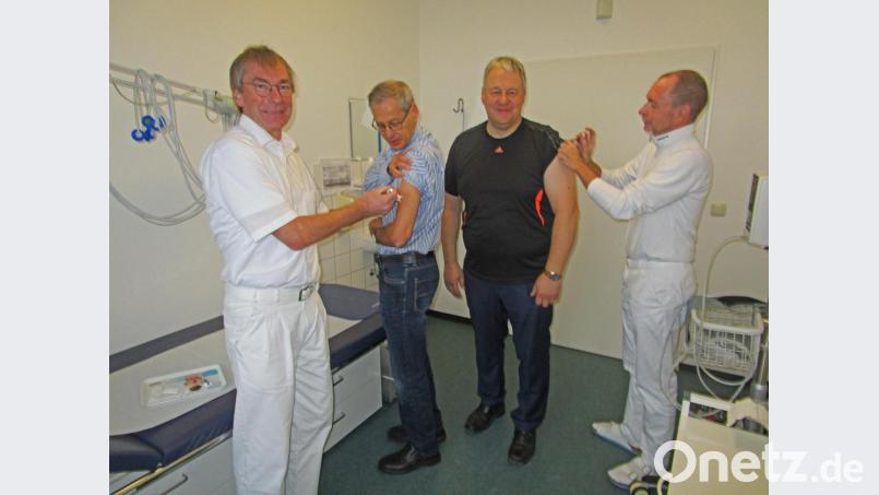 Impfung des Landrates Richard Reisinger (Zweiter von rechts) und des Gesundheitsamtleiters Dr. Roland Brey durch die Sulzbach-Rosenberger Ärzte Dr. Bernhard (rechts) und Andreas Schober (links). Bild: Hollederer, Christine