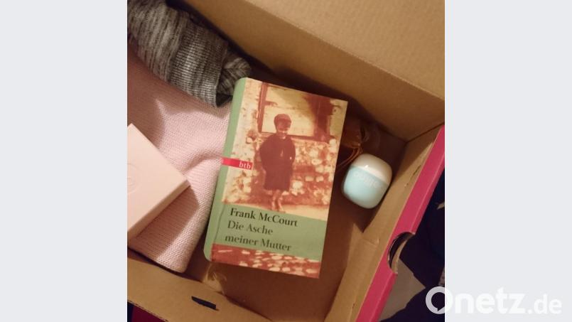 „Die Asche meiner Mutter“, Frank McCourts Buch, entdeckte Sara Straub im vergangenen Jahr in einem Geschenkpäckchen für „Weihnachten im Schuhkarton“. Der „Spender“ hatte außerdem einen benutzten Labello eingepackt. Bild: Sara Straub