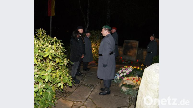 Carola Brust, Bürgermeister Richard Kammerer und Erwin Klemm (von links) legten Kränze am Kriegerdankmal nieder. Die Ehrenwache stellte die Reservistenkameradschaft. Bild: sei