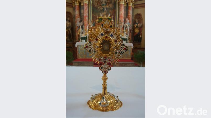 Mit der Reliquienmonstranz segnete der Gastprediger am Schluss des Gottsesdienstes die Gottesdienstteilnehmer. Bild: exb