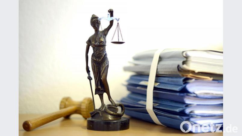 Justitia mit Holzhammer und Aktenstapel. Symbolbild: Volker Hartmann/dpa