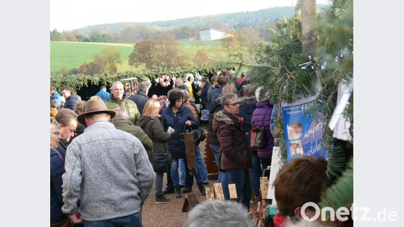 Viele Besucher nahmen den ersten voradventlichen Markt in der Region bei schönstem Herbstwetter gerne zum Anlass, sich schon ein bisschen auf die nahende Weihnachtszeit einstimmen zu lassen. Bild: ga