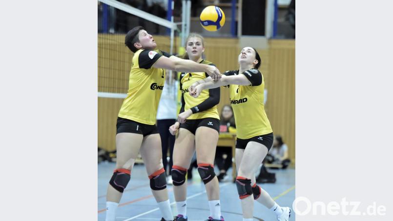 Gemeinsam waren sie stark, die Volleyballdamen des SV Hahnbach wie in dieser Szene bei der Ballannahme durch Kapitänin Anna Dotzler, Mittelblockerin Julia Polito und Zuspielerin Elisabeth Kiehn (von links). Bild: Ziegler