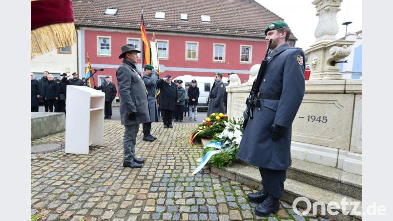 Bürgermeister Rainer Rewitzer und Major Olaf Niederdräing legten nach ihren Ansprachen Kränze am Kriegerdenkmal nieder. Bild: bey