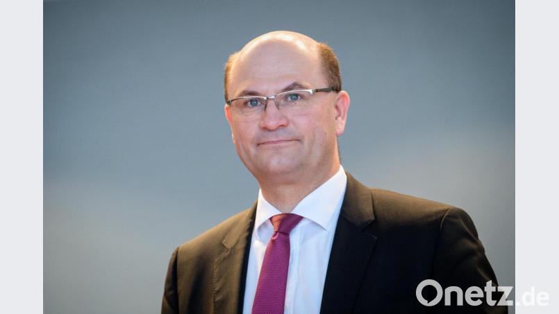 Albert Füracker vor Beginn einer Kabinettssitzung in der bayerischen Staatskanzlei. Bild: Matthias Balk/dpa